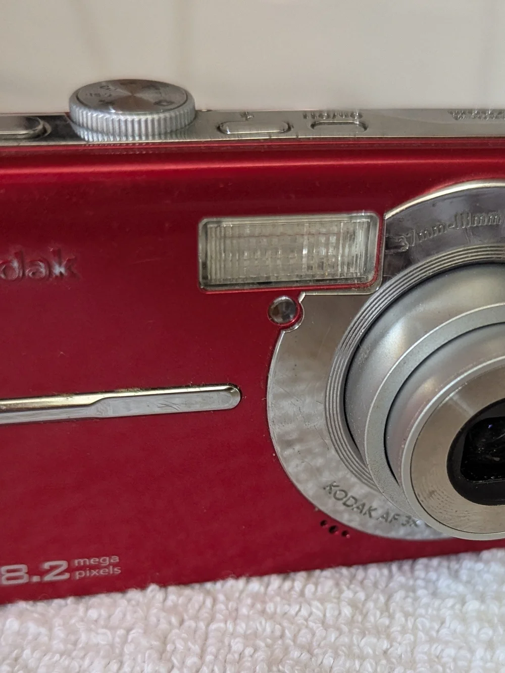 Kodak EasyShare M853 Compact Digital Camera - Red